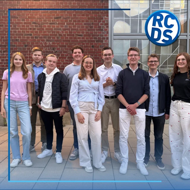 Seit unserer Mitgliederversammlung am 8. Juli 2025 haben wir wieder einen neuen Vorstand für das Wintersemester 2025/2026!
.
Zum Vorsitzenden wurde Pascal Gartenschläger gewählt. Ihm zur Seite stehen Carolin Wielage als stellvertretende Vorsitzende, Lukas Fragemann als Schatzmeister sowie Paul Haas als Geschäftsführer. 
.
Als Beisitzer wurden Axel Harder, Svea Krause-Junk, Jannes Finger, Mareike Walde und Lennart Schrand in den Vorstand gewählt.
.
Für die anstehende Klausurphase wünschen wir nun viel Erfolg!
Gleichzeitig freuen wir uns schon jetzt Euch auf zahlreichen Veranstaltungen im kommenden Semester wiederzusehen!!